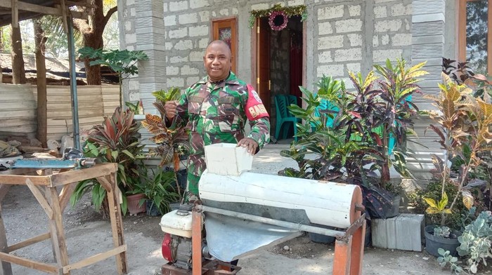 Sertu Miksem bikin mesin perontok jagung.