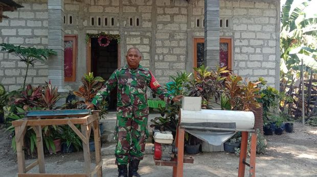 Sertu Miksem bikin mesin perontok jagung.
