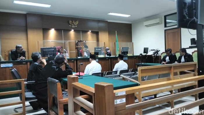 Sidang vonis Kades di Serang terkait kasus pemerasan ke perusahaan swasta Rp 530 juta (Foto: Bahtiar/Detikcom)