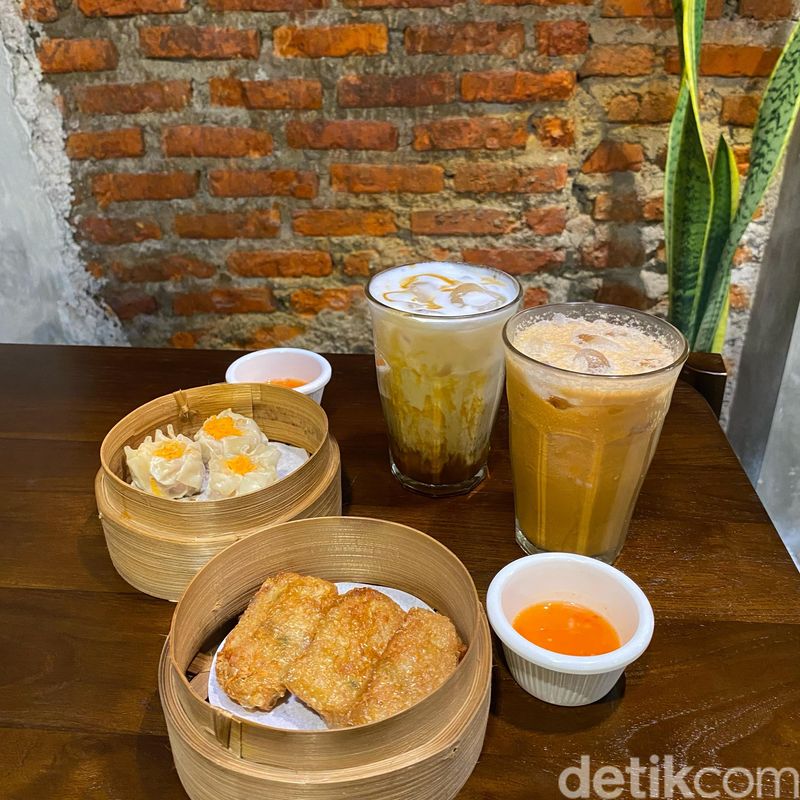 Strangers Reunion, kafe bergaya rustic di Bintaro