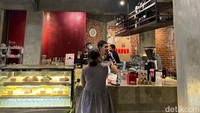 Begini penampakan kasir dari Strangers Reunion. Pelanggan bisa langsung memesan makanan dan minuman yang ingin dinikmati. Foto: detikFood/Yenny Mustika Sari