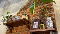 Kafe ini juga menghadirkan unsur oriental di beberapa sudutnya. Seperti menempatkan beberapa pajangan kerami di salah satu sudutnya. Foto: detikFood/Yenny Mustika Sari