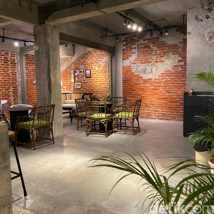 Strangers Reunion Strangers Reunion, kafe bergaya rustic di Bintaro