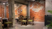 Kafenya mengusung konsep rustic dengan sentuhan industrial unfinished. Kesan hangat juga terasa di kafe ini, karena menggunakan unsur batu bata. Foto: detikFood/Yenny Mustika Sari