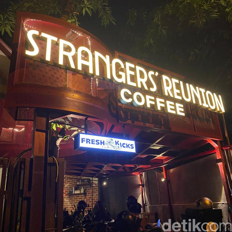 Strangers Reunion, kafe bergaya rustic di Bintaro