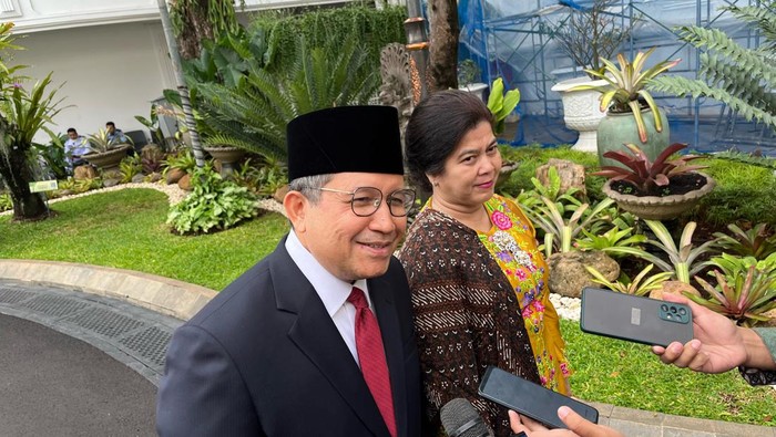 Sulaiman sebelum dilantik menjadi Duta Besar RI untuk Argentina. Pelantikan dilaksanakan di Istana Kepresidenan, Jakarta.