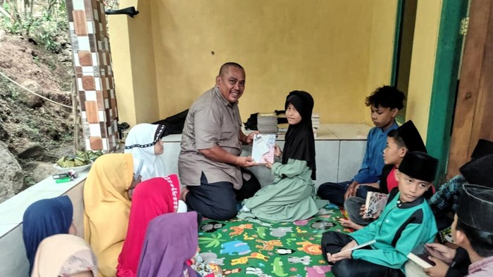Suminta, relawan asal Sukabumi yang sering bagi-bagi Al-quran untuk anak-anak.