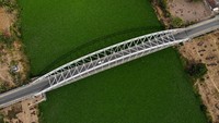 Sungai terpanjang di Pulau Jawa yang berfungsi sebagai irigasi pertanian dan perikanan itu saat ini dipenuhi eceng gondok.