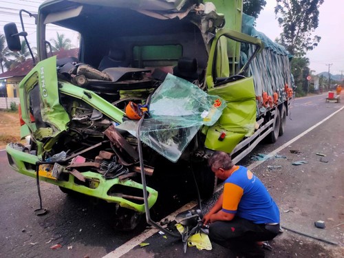 Kondisi truk yang ringsek setelah tabrakan di Jalan Nasional Denpasar-Gilimanuk, Desa Candikusuma, Kecamatan Melaya, Kabupaten Jembrana, Rabu (25/10/2023).