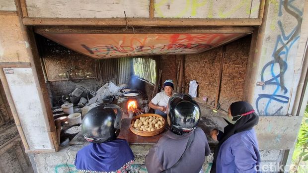 Tahu Pong Jigudan di Jalan Srandakan Bantul. Salah satu kuliner populer di Bantul. Foto diambil Rabu (25/10/2023).