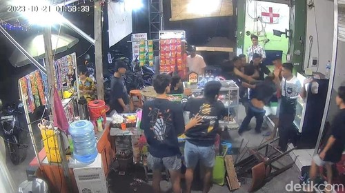 Tangkapan layar CCTV yang merekam aksi pengeroyokan di rental PS di Denpasar, Bali.