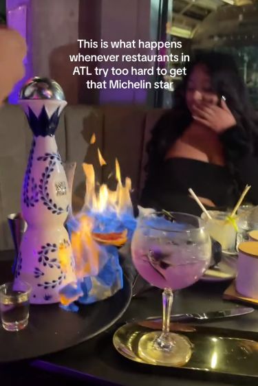 Duh! Pamer Aksi Meracik Tequila, Pelayan Ini Bakar Meja Restoran