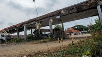 Terminal yang dibangun pada tahun 1998 itu difungsikan untuk angkutan antar provinsi (AKAP) dan angkutan dalam provinsi (AKDP), kini sudah tidak digunakan dan kondisinya rusak parah. 