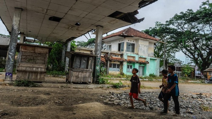 Kondisi Terminal Malingping yang terbengkalai di Lebak, Banten, Rabu (25/10/2023). Terminal yang dibangun pada tahun 1998 itu difungsikan untuk angkutan antar provinsi (AKAP) dan angkutan dalam provinsi (AKDP), kini sudah tidak digunakan dan kondisinya rusak parah. ANTARA FOTO/Muhammad Bagus Khoirunas/Spt.