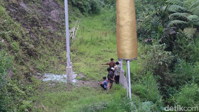 Tim dari DPU Pemkab Banyumas memeriksa serpihan kaca yang yang ada di Jembatan Kaca The Geong Hutan Pinus Limpakuwus, Kecamatan Sumbang, Banyumas, Rabu (25/10/2023).