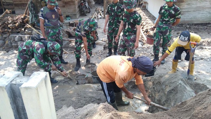 TNI dan masyarakat bergotong royong merenovasi rumah tidak layak huni di Indramayu