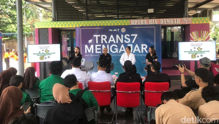 Trans7 Mengajar kembali hadir untuk ketiga kalinya. Kali ini, anak muda di Kembangan, Jakbar diberi edukasi mendapat pemasukan dari konten digital. (Damaris Fanuelle/detikcom)