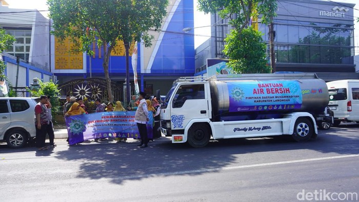 Truk tangki air bersih PD Muhammadiyah Lamongan  siap disalurkan ke warga terdampa kekeringan
