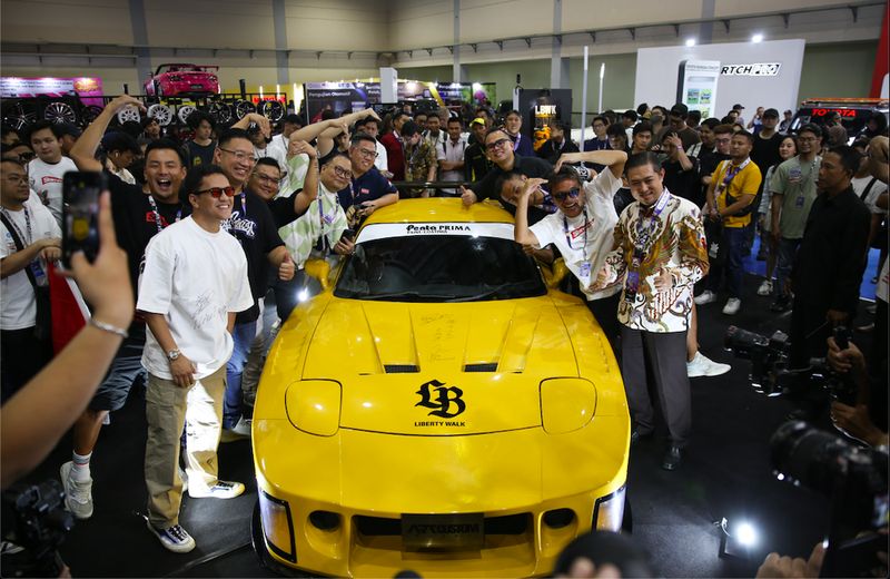 Tuner modifikasi asal Jepang, Liberty Walk (LBWK) telah meluncurkan lini LBWK Super Silhouette Works Mazda RX-7 FD3S sebagai body kit pertama di Indonesia