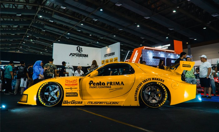 Tuner modifikasi asal Jepang, Liberty Walk (LBWK) telah meluncurkan lini LBWK Super Silhouette Works Mazda RX-7 FD3S sebagai body kit pertama di Indonesia