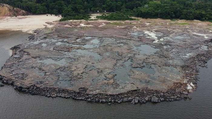 Ukiran kuno di batu sungai Amazon