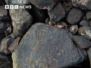 Wajah-wajah Misterius di Batuan Sungai Amazon Terlihat, Usianya Diduga 2.000 Tahun
