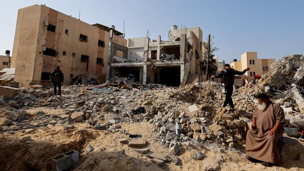 umah tempat remaja Palestina yang hancur akibat serang udara militer Israel di Khan Younis, Jalur Gaza, Rabu (25/10/2023). (REUTERS/Mohammed Salem)