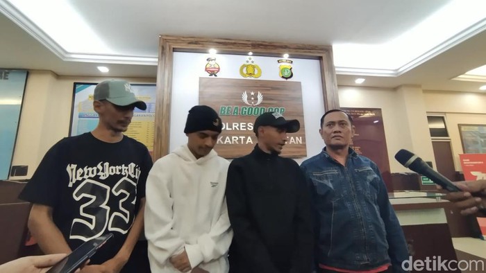 Vadel Badjideh dan dua saudaranya dibebaskan usai kasus pengeroyokan TNI di Jaksel berakhir damai.