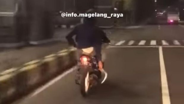 Tangkapan layar pamer sajam pengendara sepeda motor.