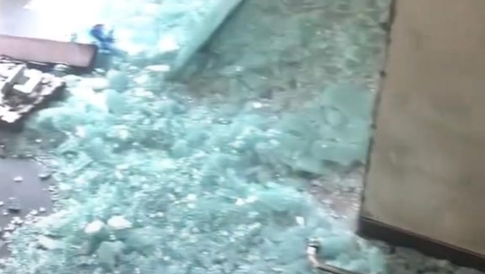 Tangkapan layar video viral kamar hotel dengan kaca pecah dan sampah berserakan seusai tamu menginap.