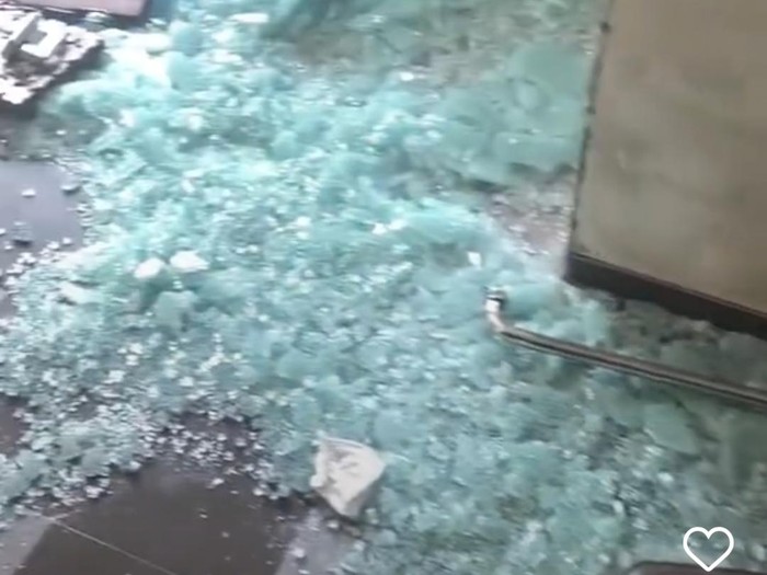 Tangkapan layar video viral kamar hotel dengan kaca pecah dan sampah berserakan seusai tamu menginap.