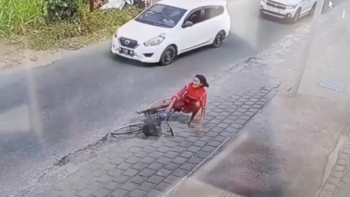 Viral video CCTV wanita tulungagung pura-pura jatuh saat mobil melintas berharap diberi uang.