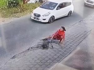Viral Video Wanita Tulungagung Pura-pura Jatuh Terserempet Mobil