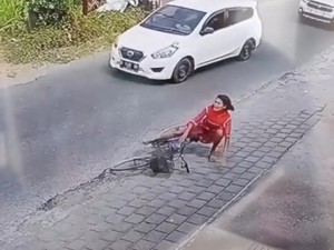 Viral Video Wanita Tulungagung Pura-pura Jatuh Terserempet Mobil