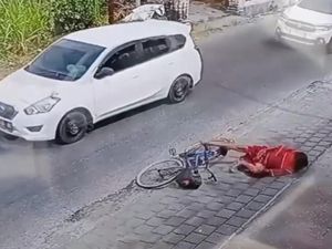 Polisi Sebut Wanita Naik Sepeda Pura-pura Keserempet Mobil di Jatim ODGJ