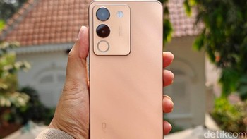 Ponsel ini sudah memiliki ketahanan IP54 alias tahan percikan air dan debu. Foto: Adi Fida Rahman/detikINET