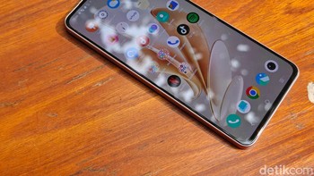 Bagian depan terdapat kamera selfie 64 MP. Foto: Adi Fida Rahman/detikINET