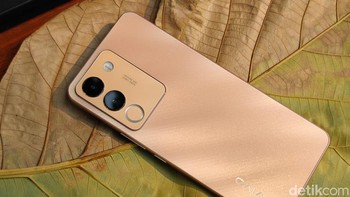 Ini adalah varian Rose Gold yang terinspir dari keindahan cahaya Matahari di Indonesia, dikombinasikan dengan proses Fluorite AG pada bodi belakang menghasilkan smartphone yang stylish dan elegan, bebas sidik jari.Foto: Adi Fida Rahman/detikINET
