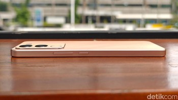 Pinggiran bodinya dibuat flat dengan ketebalan 7,69 mm. Foto: Adi Fida Rahman/detikINET