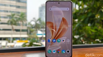 Vivo V29e menyertakan baterai 4.800 mAh dengan pengisian cepat 44W. Foto: Adi Fida Rahman/detikINET