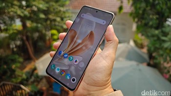 Vivo V29e menyuguhkan layar panel AMOLED berukuran 6,67 inch dengan resolusi Full HD+.  Foto: Adi Fida Rahman/detikINET