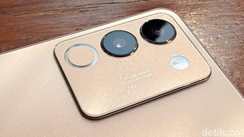 Di bagain belakang terdapat kamera 64 MP + 8 MP. Selain itu Aura Light Portrait with Smart Lighting Control. Foto: Adi Fida Rahman/detikINET  