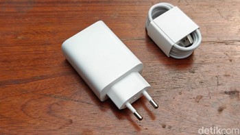 Vivo memberikan charger dan kabel data. Foto: Adi Fida Rahman/detikINET