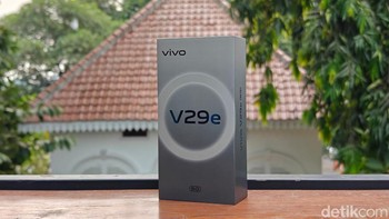 Ini kotak kemasan Vivo V29e. Foto: Adi Fida Rahman/detikINET