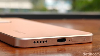 Ada port USB Type C di bagian bawah menemani speaker dan SIM card tray. Foto: Adi Fida Rahman/detikINET