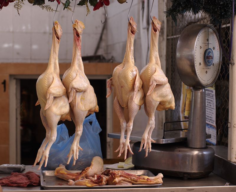 Wanita Cantik Ini Tak Gengsi Jualan Daging Ayam Potong di Pasar