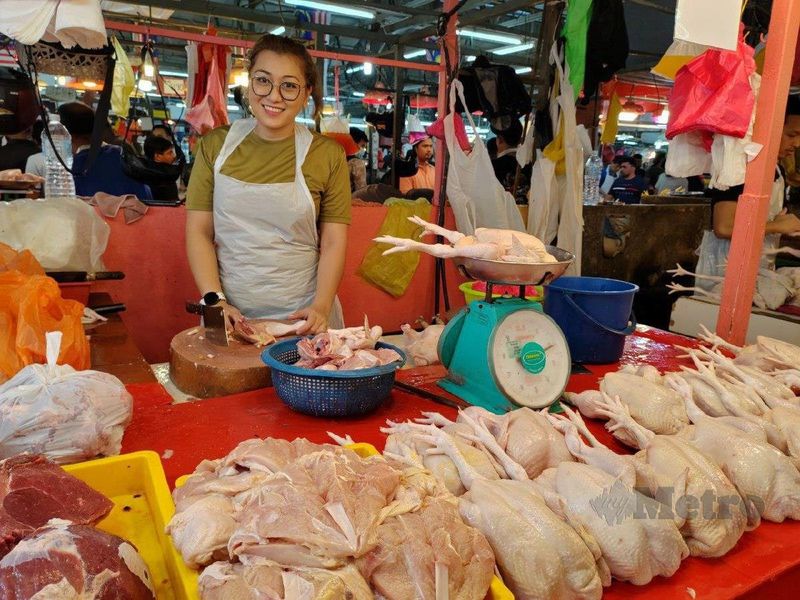 Wanita Cantik Ini Tak Gengsi Jualan Daging Ayam Potong di Pasar
