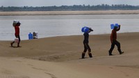 Kekeringan berdampak pada penangkapan ikan, yang merupakan mata pencaharian bagi banyak masyarakat asli di tepi sungai Amazon.  