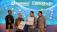 Pandu Erman Narendra Putra President Director PT Conductorjasa Suryapersada,  Eddy Harsono Director PT Conductorjasa Suryapersada, Jimmy Account Manager WEICHAI dan Yu Qiang (general manager southeast asia 1st region saat penandatanganan kerjasama di Jakarta, Rabu (25/10/2023).  