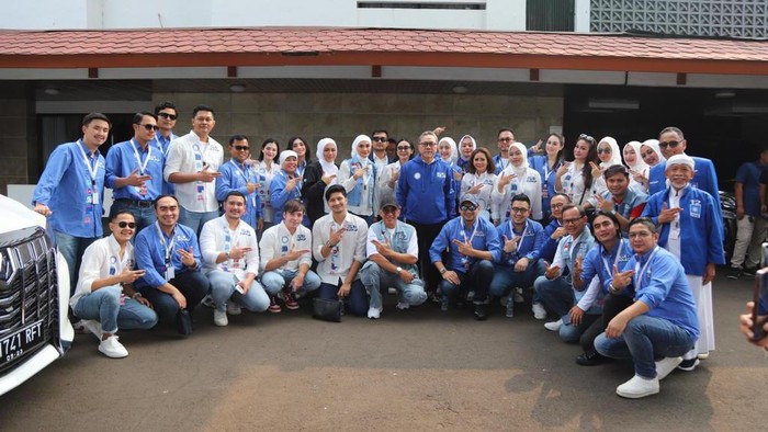 Zulhas & Blue Squad Dukung Penuh Prabowo-Gibran Partai Amanat Nasional, sebagai bagian dari Koalisi Indonesia Maju (KIM) menyatakan dukungan penuhnya pada pasangan calon Prabowo Subianto dan Gibran Rakabuming Raka.